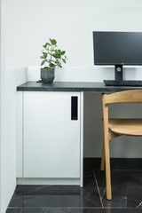 Wit en strak bureau op maat met een design van marmer