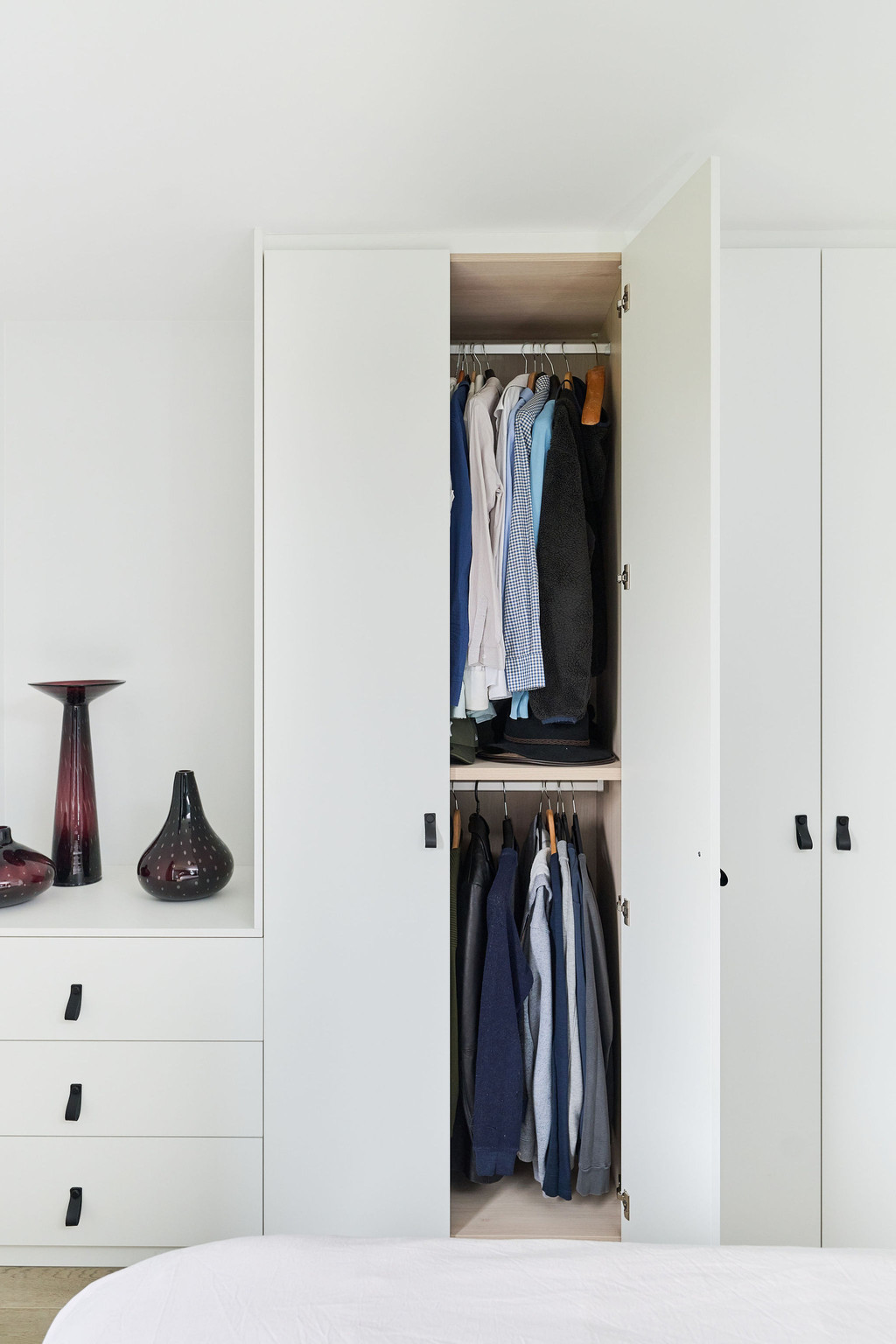 Dressing blanc sur mesure dans la chambre à coucher d'Elyne et Lorenz à Pulderbos