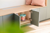 Vue rapprochée sur un banc vert ouvert avec jouets rangés à l’intérieur