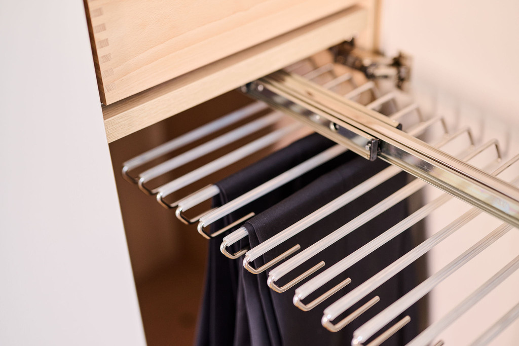 Porte-pantalons extractible dans un dressing sur mesure avec plusieurs barres pour suspendre les pantalons