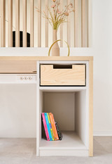 Compartiment ouvert avec tiroir dans un bureau sur mesure chez Tineke et Derko dans l'émission Ons huis/nieuw huis