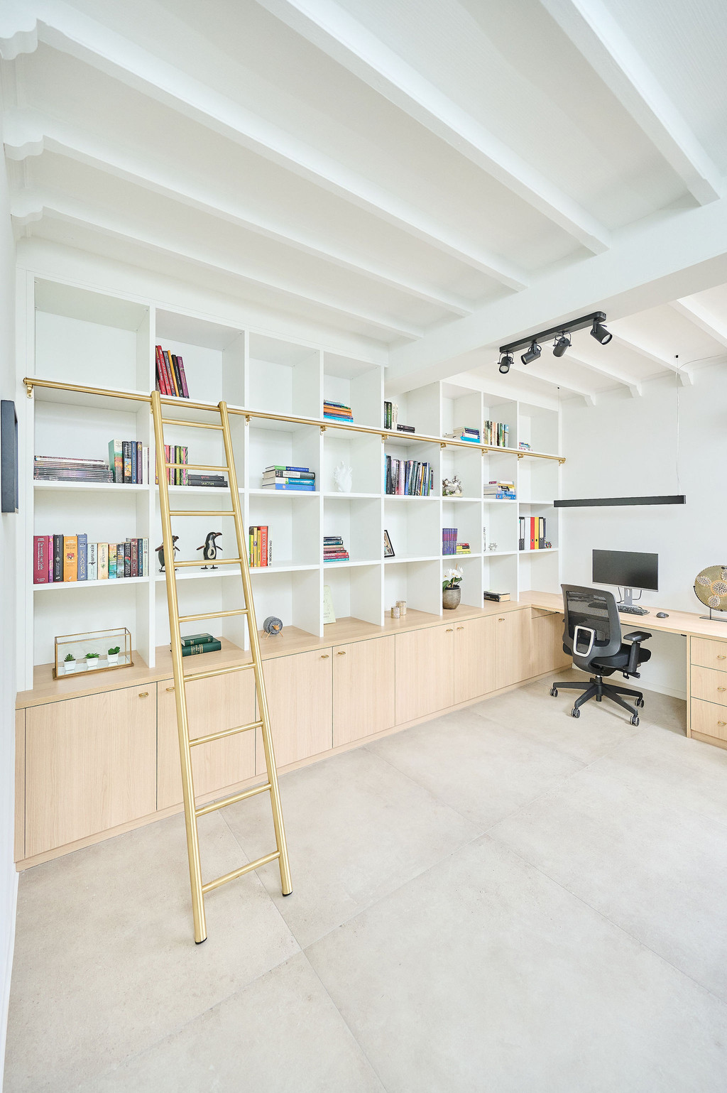 Open en gesloten bibliotheekkast met ladder en dubbele bureau bij Sebastiaan en Caroline uit Ons huis/nieuw huis in Diepenbeek