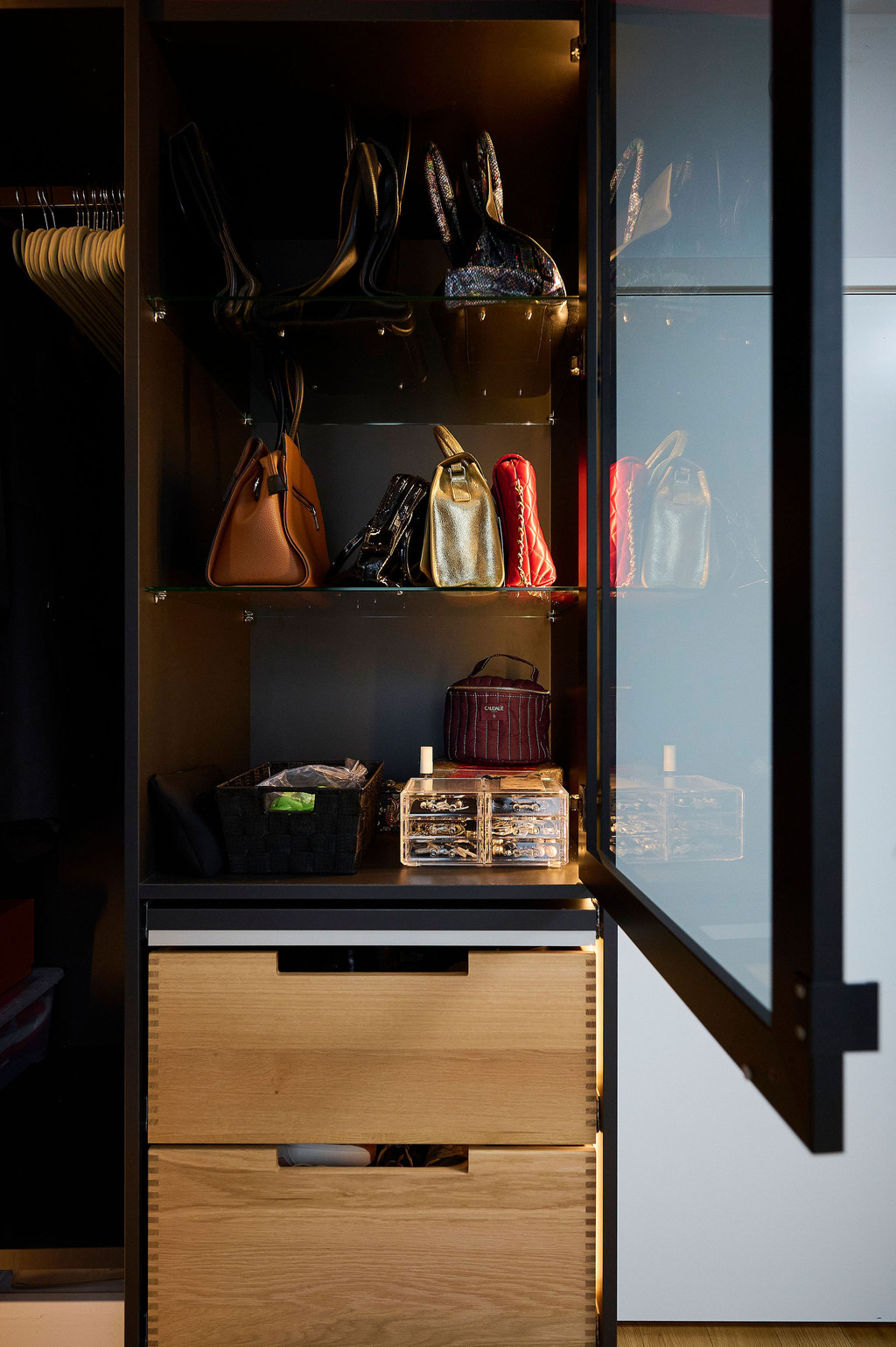 Dressing sur mesure de Carine avec porte vitrée
