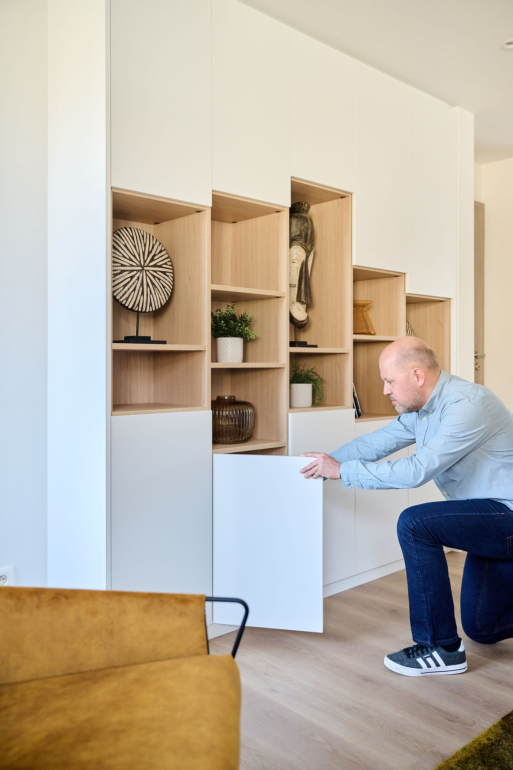 wandkast op maat in leefruimte met open en gesloten compartimenten