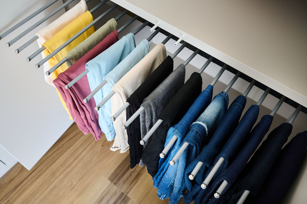 Porte-pantalon extractible dans le dressing sur mesure de Tineke et Derko dans l'émission Ons huis/nieuw huis
