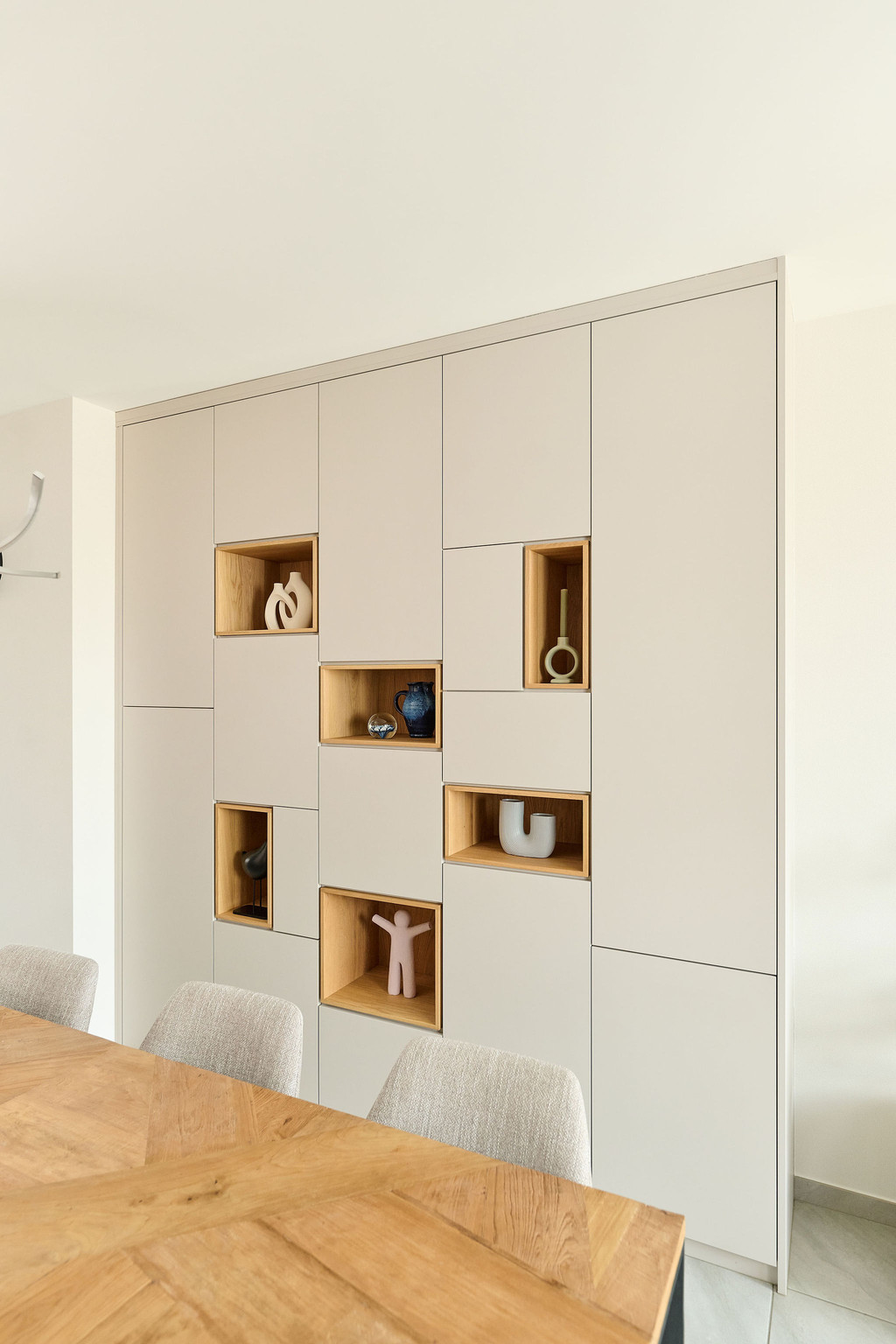 Placard sur mesure avec niches ouvertes en finition bois dans une salle à manger, combinant rangement fermé et mise en valeur d’objets décoratifs, réalisé par Camber