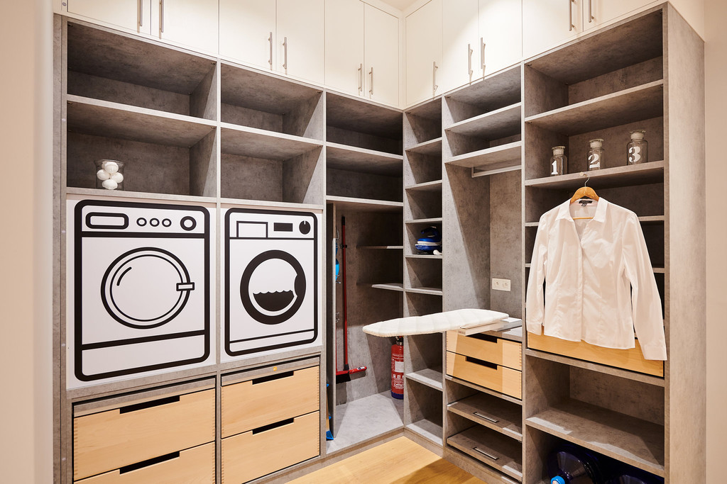 Buanderie couleur taupe sur mesure avec aménagement moderne et rangement fonctionnel
