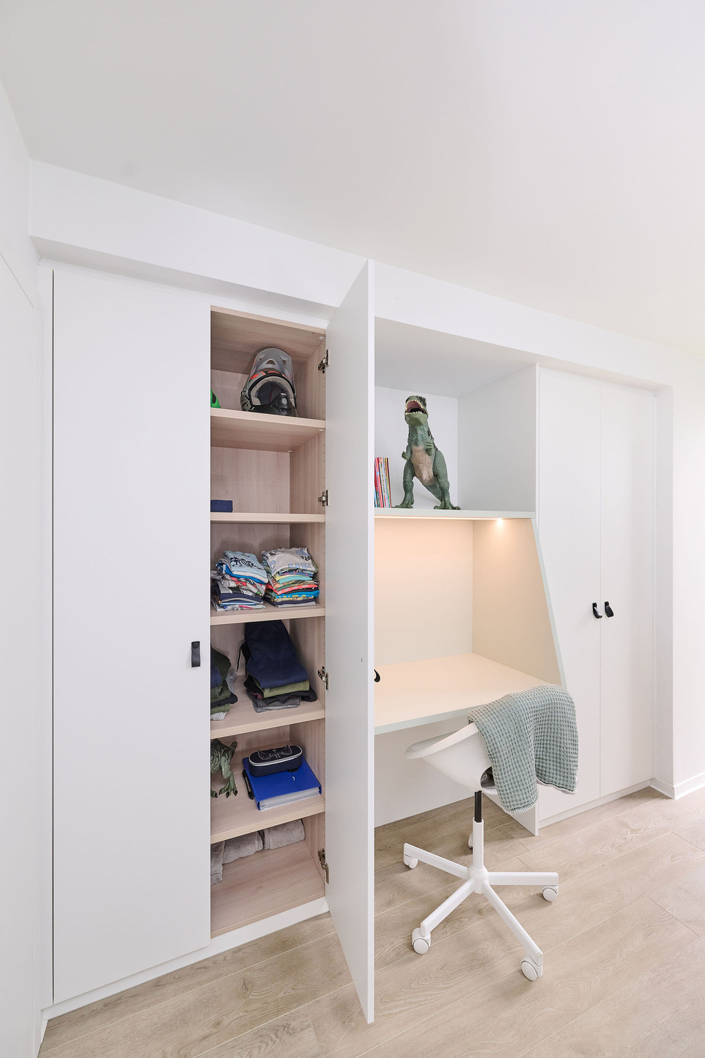 Placard sur mesure avec bureau dans la chambre d'enfant de Marcel à Pulderbos