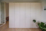 Een discrete maatkast die perfect opgaat in het interieur en rust uitstraalt.