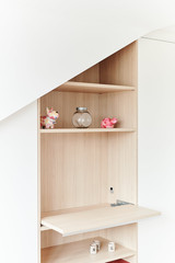 Étagère sous pente avec trois niveaux de rangement pour objets décoratifs et petits accessoires.