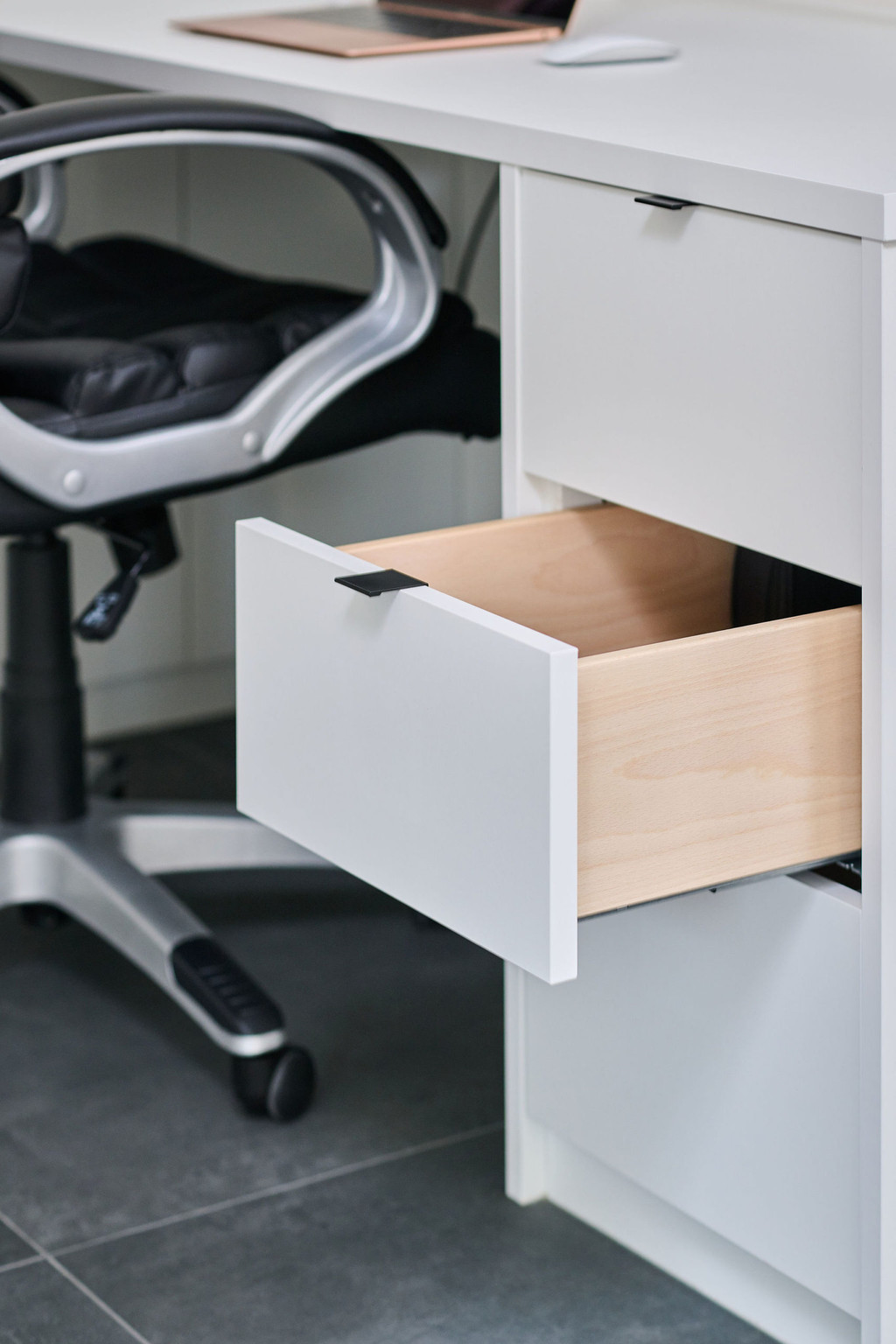 Bureau sur mesure blanc avec tiroirs en bois