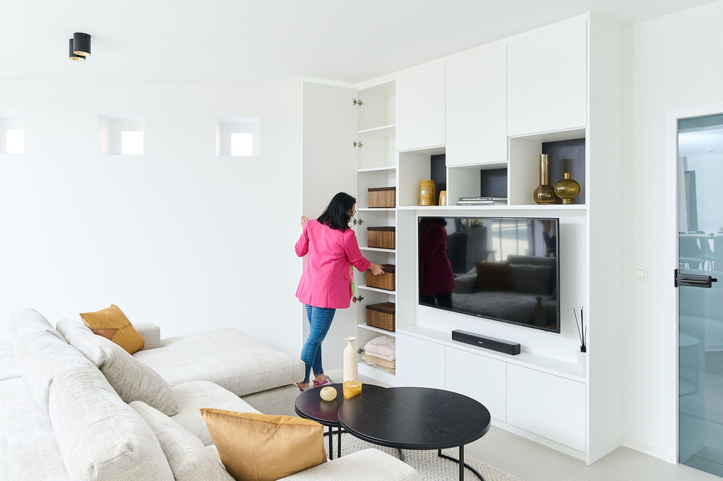 tv-meubel open en gesloten met compartimenten
