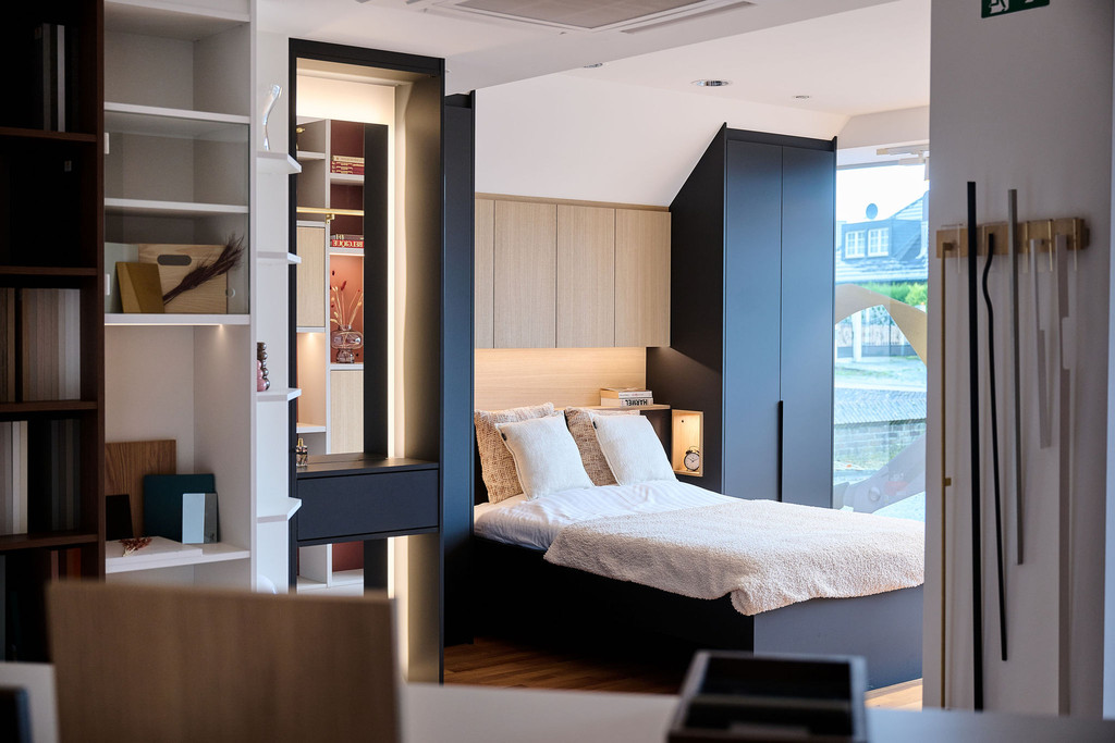 Chambre à coucher sur mesure en noir et bois avec petit dressing fermé en pont et garde robe