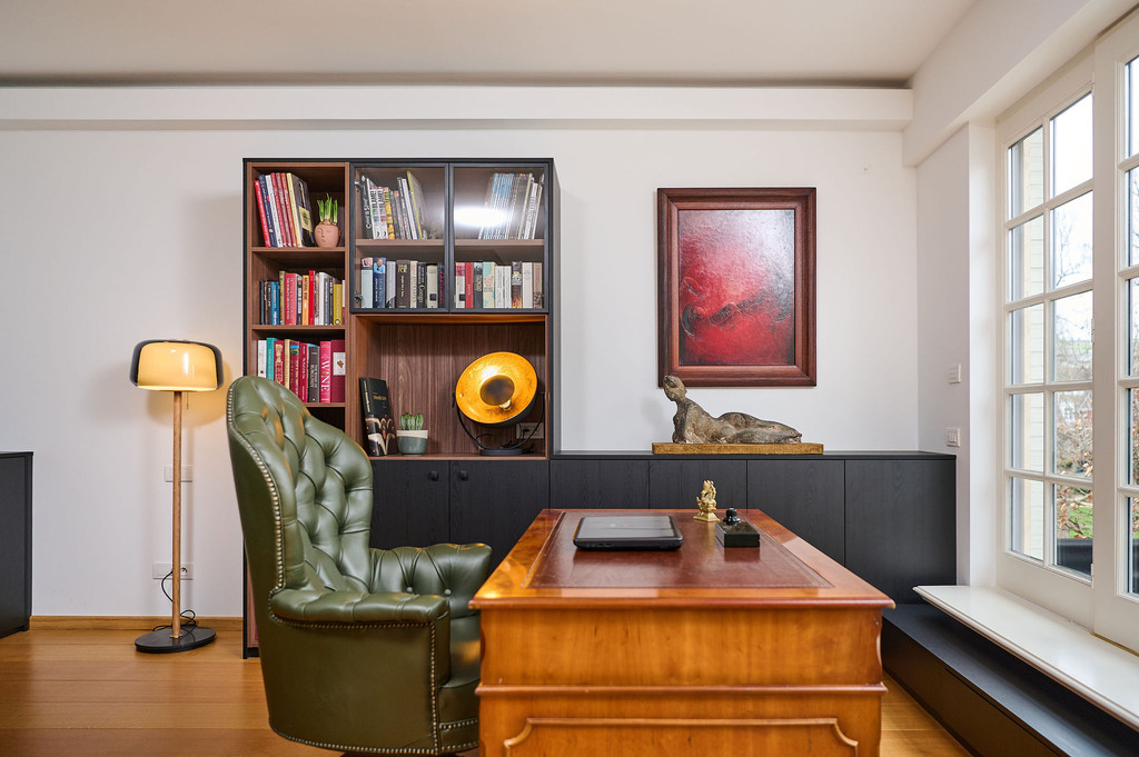 Bibliothèque noire ouverte sur mesure dans le bureau d'Adrien