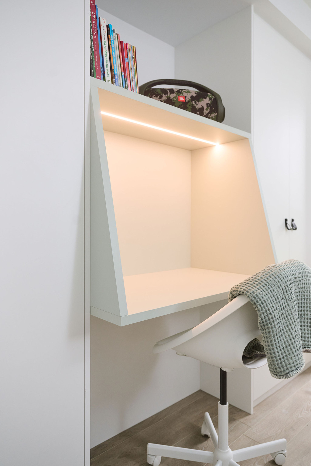 Bureau sur mesure pour chambre d'enfant, intégré dans une armoire