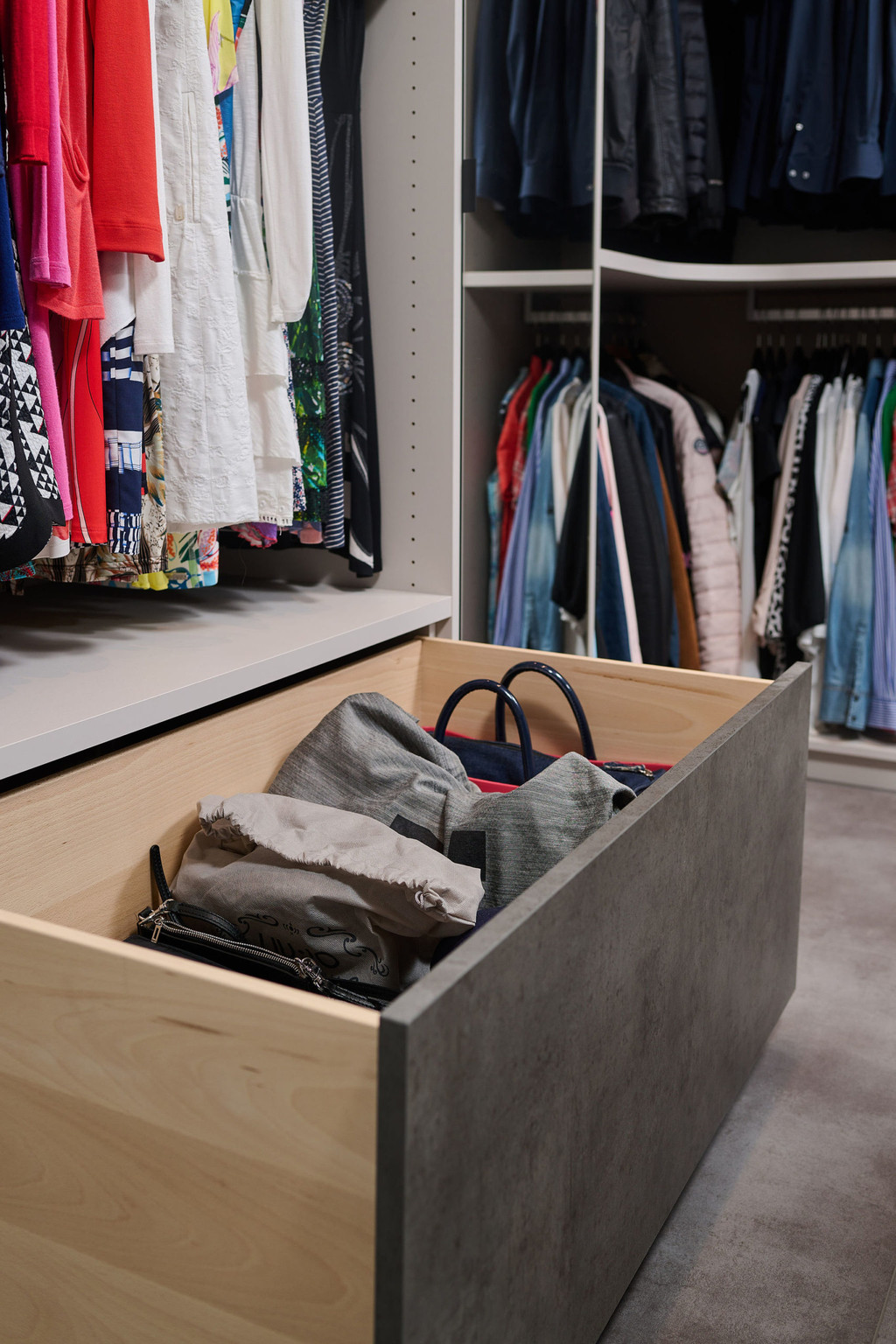 Rangement pour sacs à main dans le dressing sur mesure