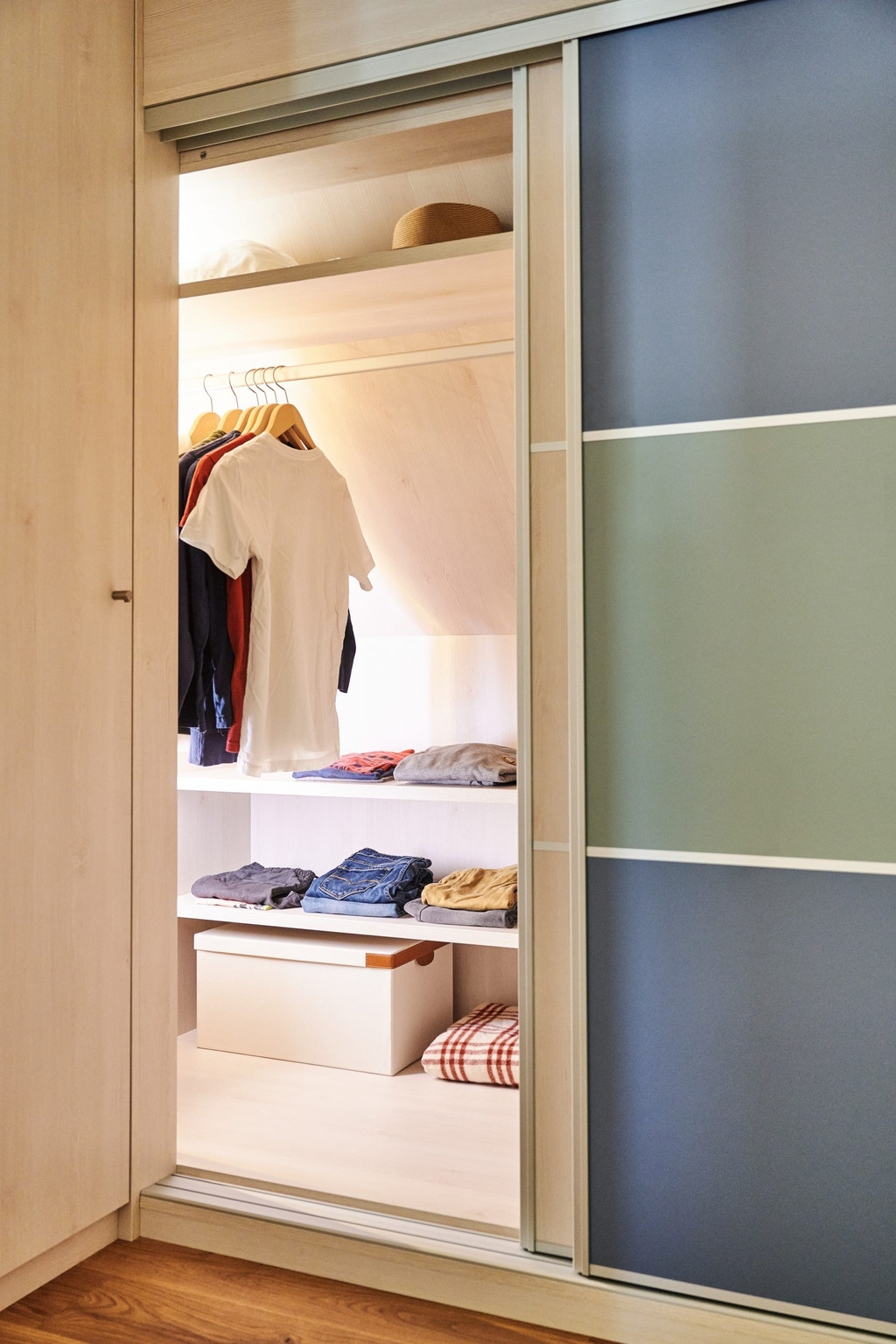 Penderie avec éclairage LED intégrée dans un dressing sur mesure.