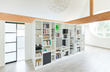 Reportage TV aménagement chambre à coucher et bibliothèque sur mesure Camber