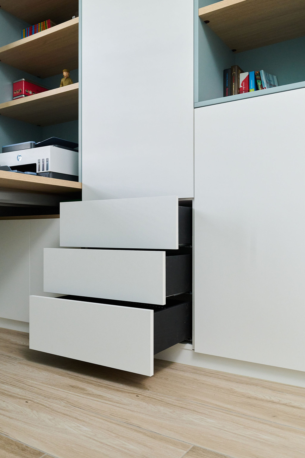 Bureau blanc sur mesure avec tiroirs noirs