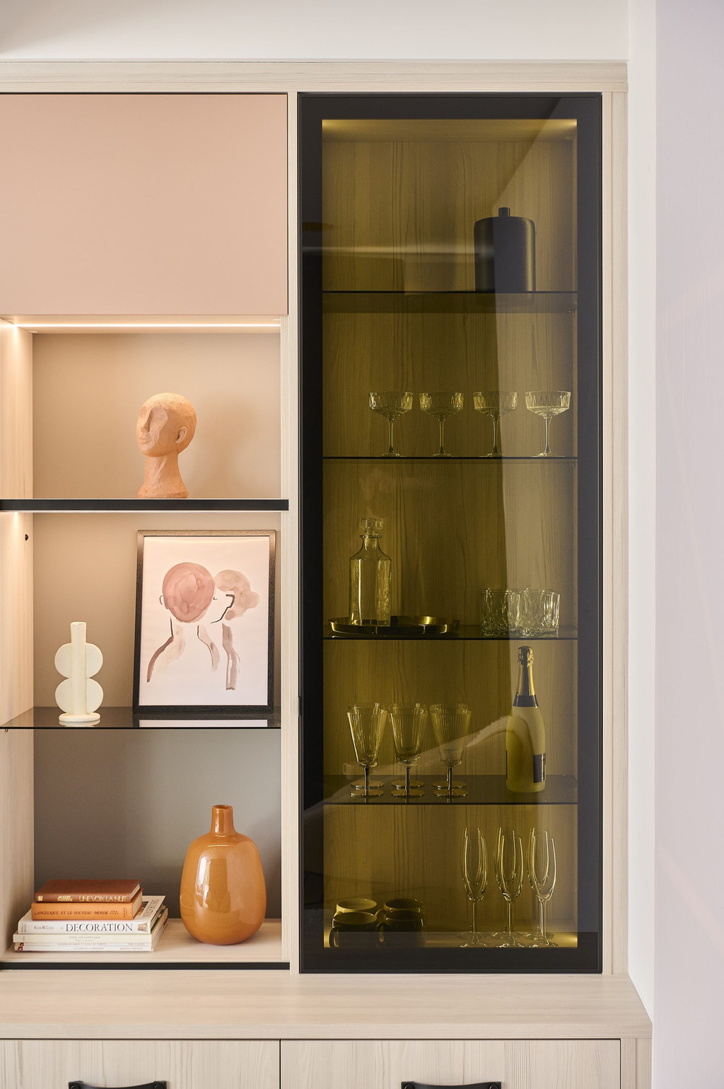 Vitrine sur mesure dans le meuble TV rose dans le showroom de Rocourt