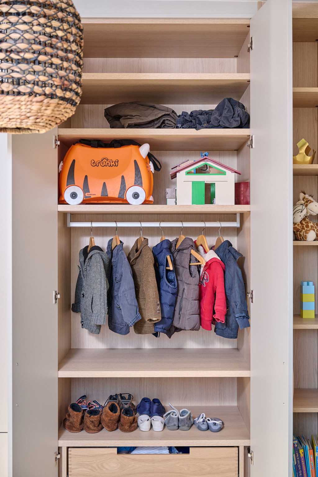 Dressing sur mesure en blanc et bois dans la chambre d'enfants