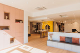 Interieur van de showroom in Hasselt met boekenkast op maat en vestiairemeubel