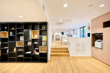 Bibliotheek op maat in zwart en rose in de showroom in Sint-Pieters-Woluwe