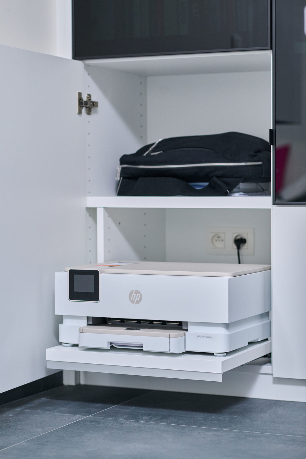 Espace de rangement pour imprimante dans le bureau de Vincent