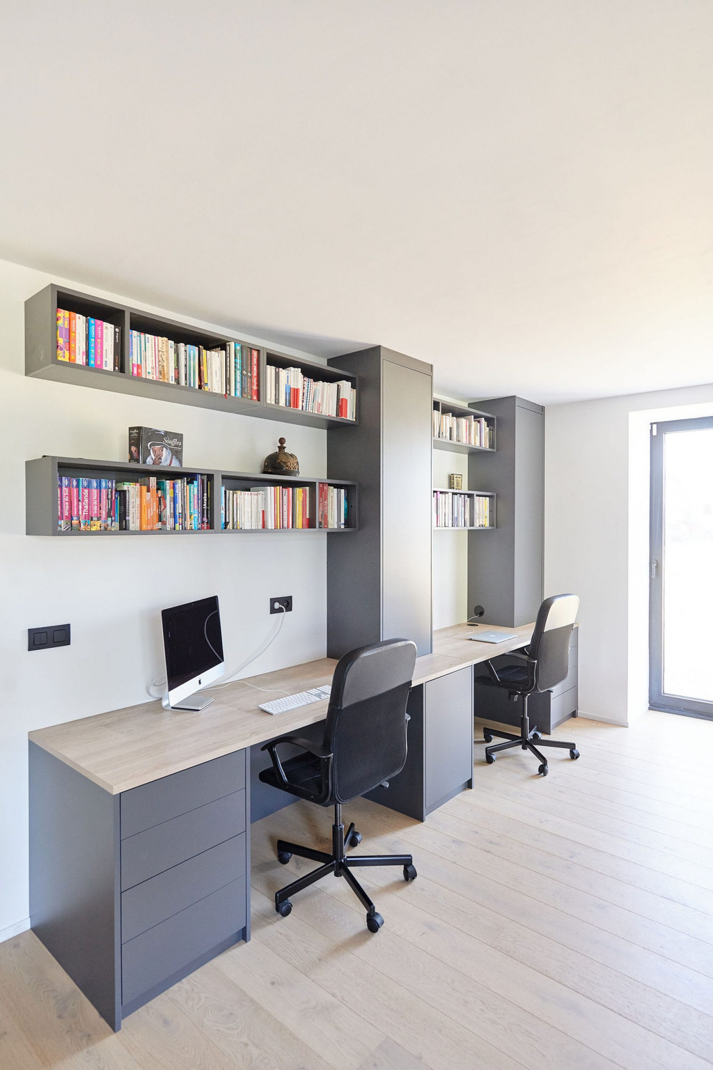 Bureau sur mesure avec rangements pour livres sur mesure