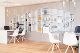 Open boekenkast met bureau in kast op maat met open nissen en gesloten kasten in Rocourt