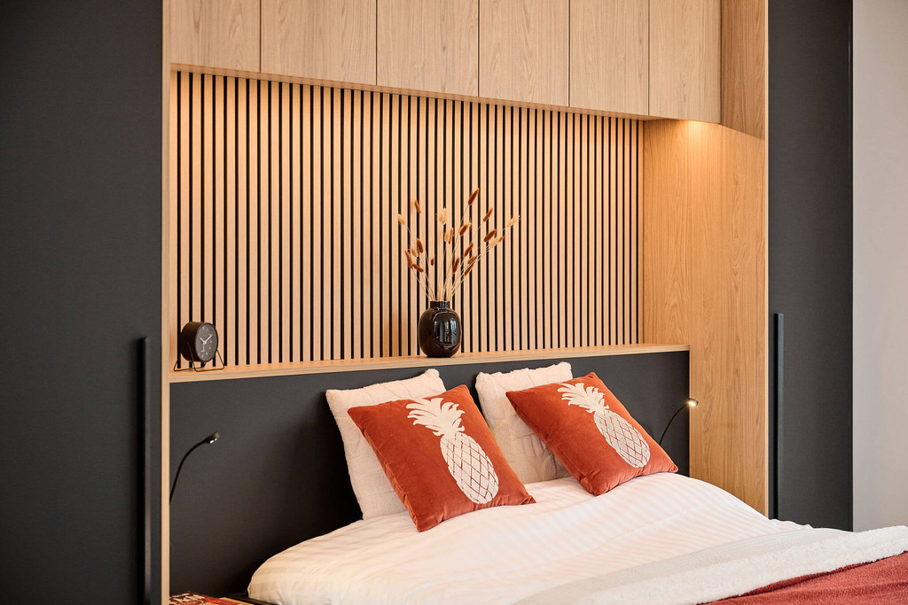 Slaapkamer op maat met afwerking met houten latjespanelen