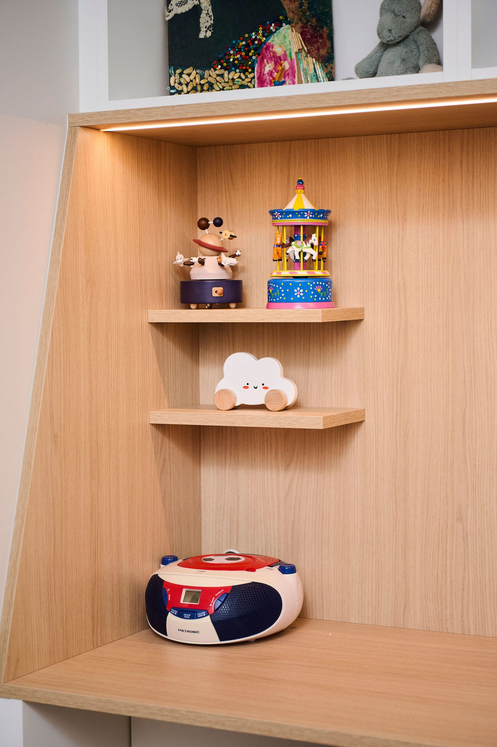 Bureau intégré dans placard sur mesure dans la chambre d'enfant de Louis