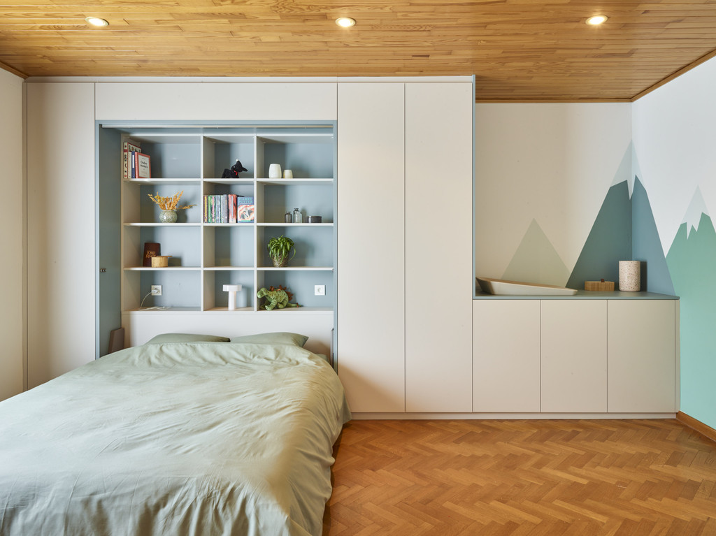 Chambre d'enfant avec rangement sur mesure après la rénovation de la maison de Chloë et Tony de Blind Gekocht à Wetteren