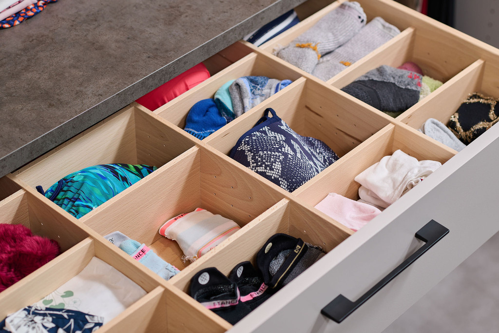 Tiroir compartimenté pour chaussette dans le dressing sur mesure de Sieglinde