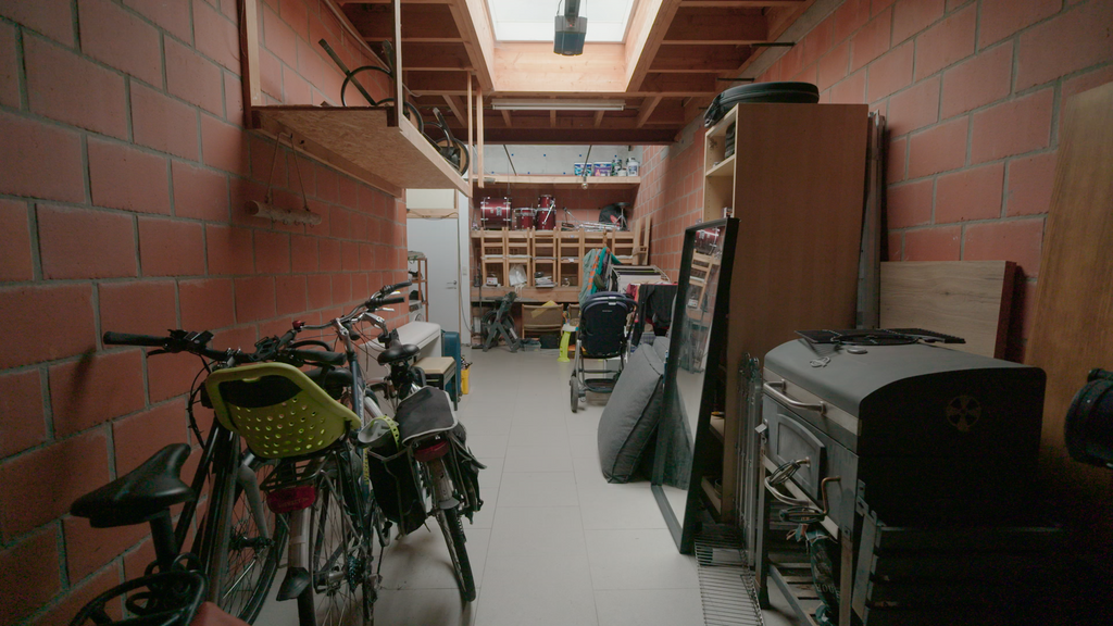 Débarras avec vélos, poêle et rangements avant transformation