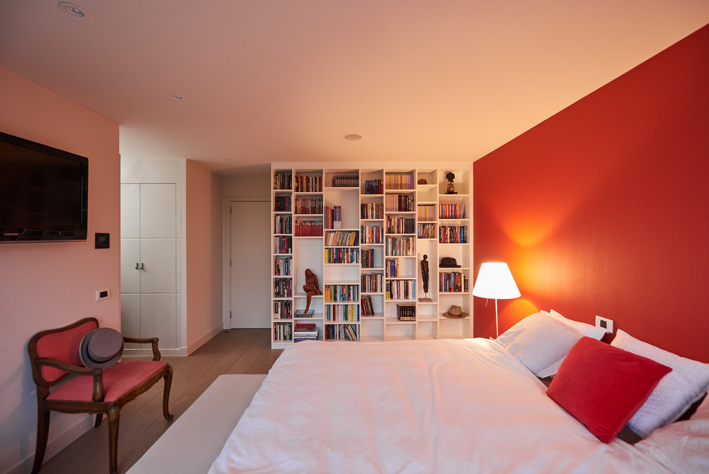 warm interieur met opbergruimte op maat van Camber bibliotheek