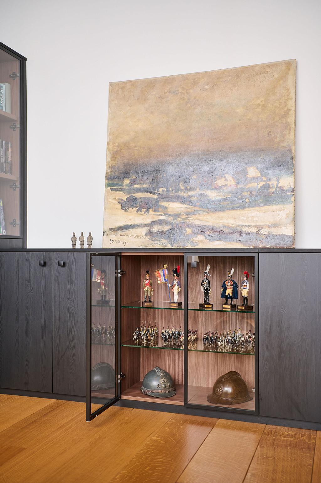 Meuble vitrine pour objets de collection dans le bureau d'Adrien