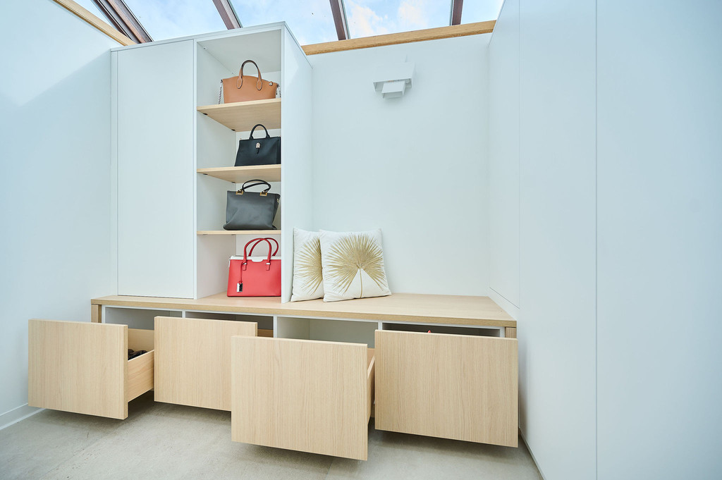 Tiroirs profonds pour les chaussures dans le vestiaire