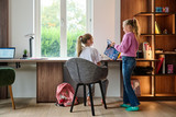 Rangements sur mesure en bois dans un bureau Camber