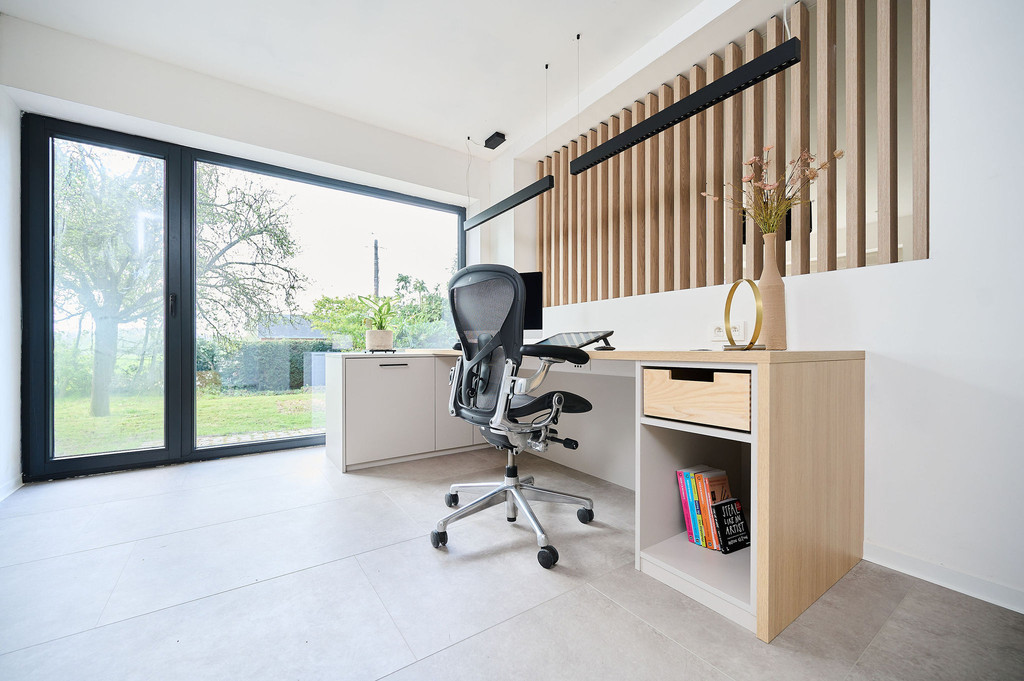 bureau pratique avec tiroir dans le salon
