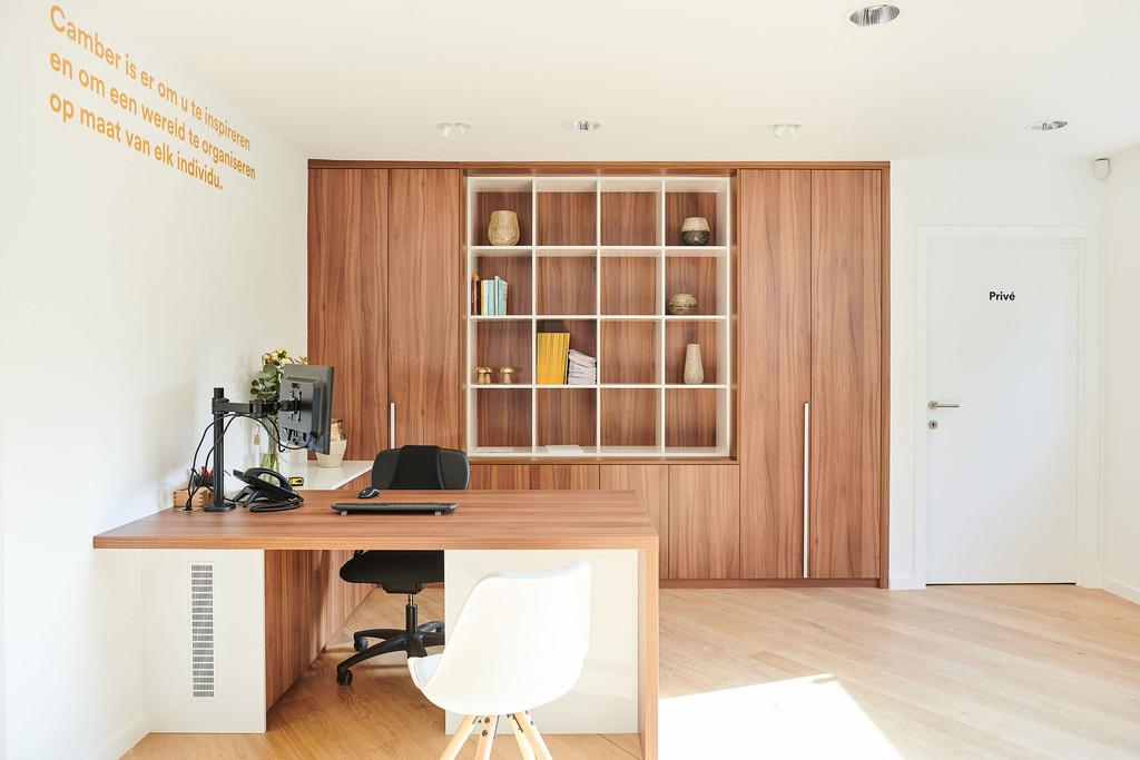 Hout bureau op maat met boekenkast gecombineerd met open nissen en gesloten kasten in Sint-Niklaas