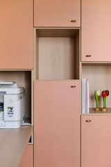 Niches ouvertes intégrées dans un meuble sur mesure avec rangements fermés, idéales pour organiser objets et accessoires dans un espace de travail, réalisé par Camber