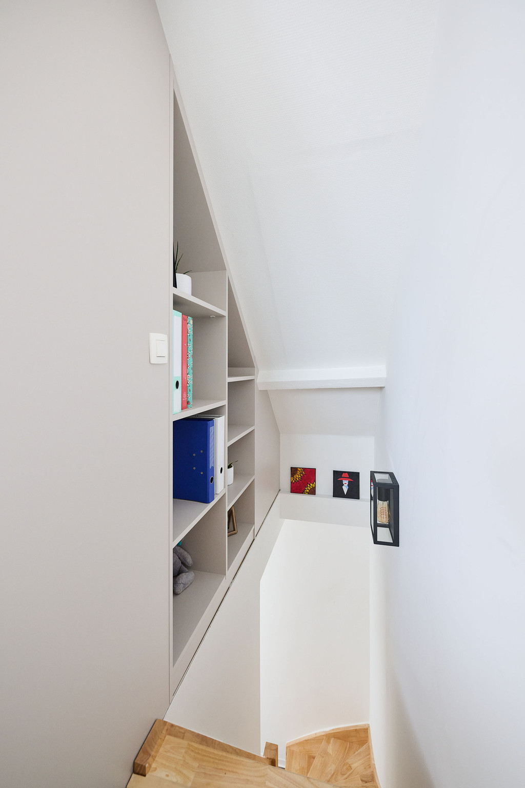 rangement sous pente au dessus d'un escalier