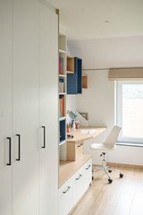 dressing fermé et bureau sur mesure blancs