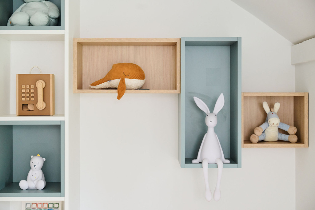 niches en bois et colorée chambre d'enfant