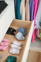 Dressing avec tiroirs pour les chaussettes
