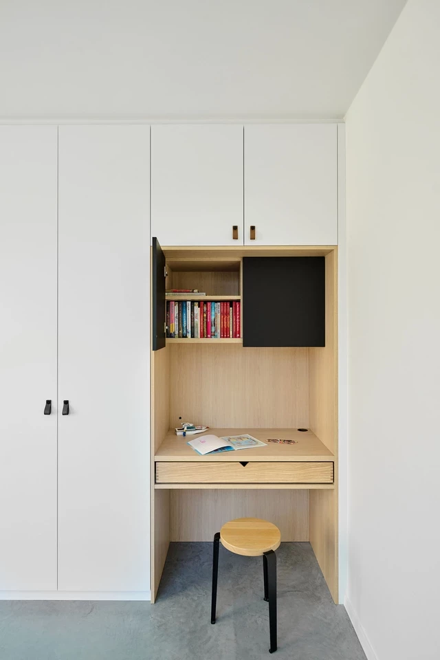 Bureau sur mesure avec rangements dans une chambre d'enfant, incluant des étagères et un espace de travail organisé.