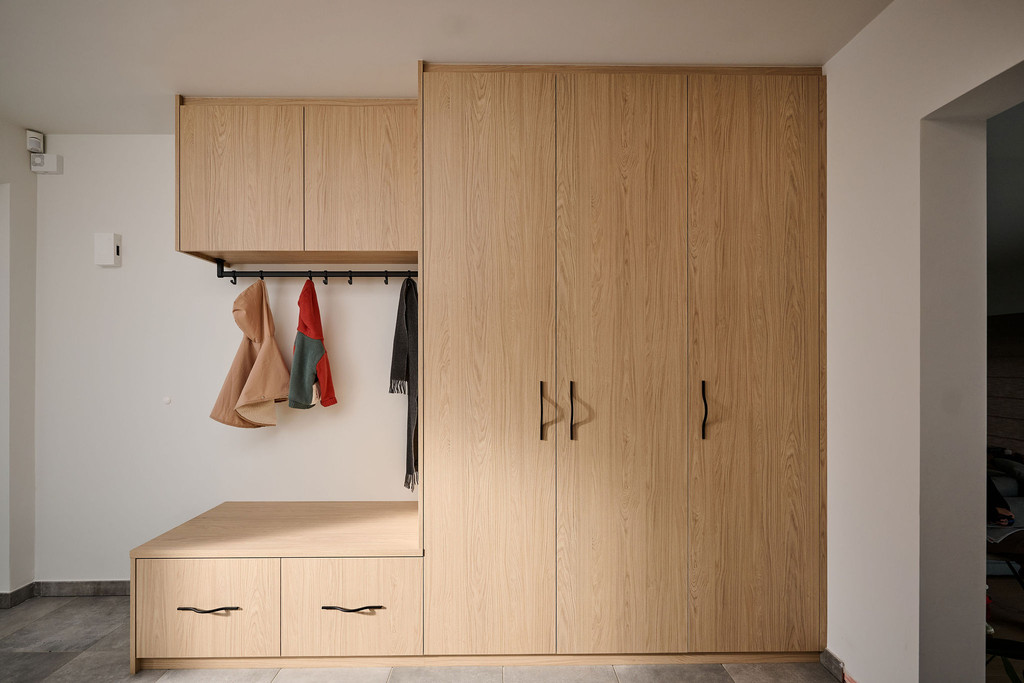 grand vestiaire sur mesure en bois clair avec porte-manteaux