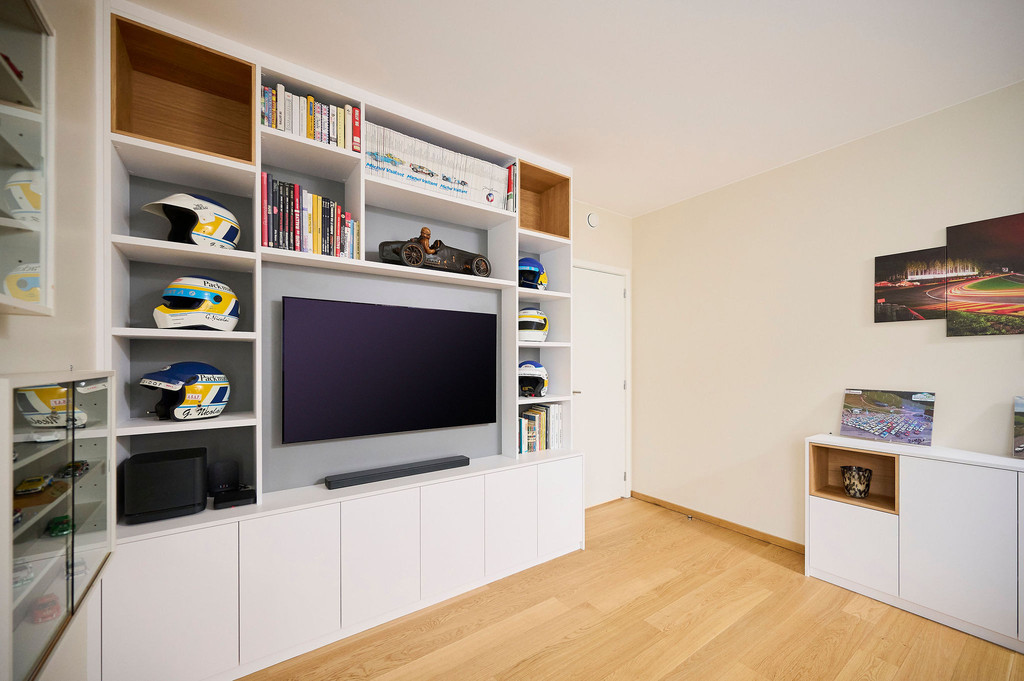 Meuble TV sur mesure avec niches ouvertes chez Gérard à Genval