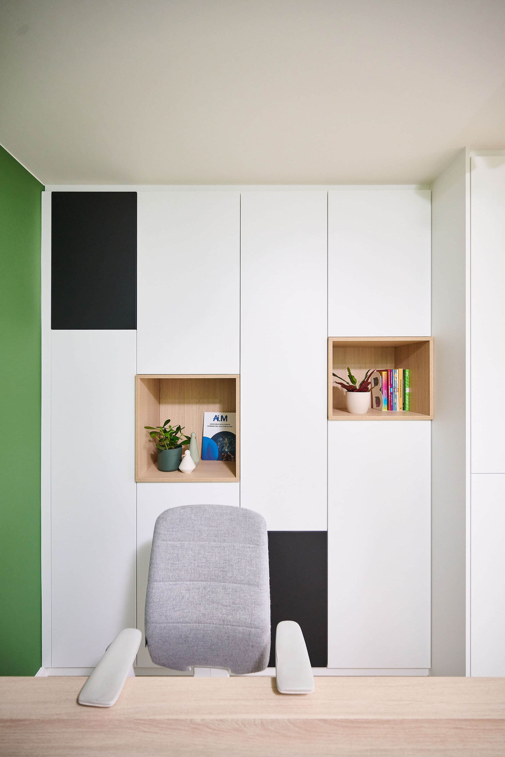 Bureau moderne sur mesure en blanc avec des accents noirs et niches ouvertes en bois